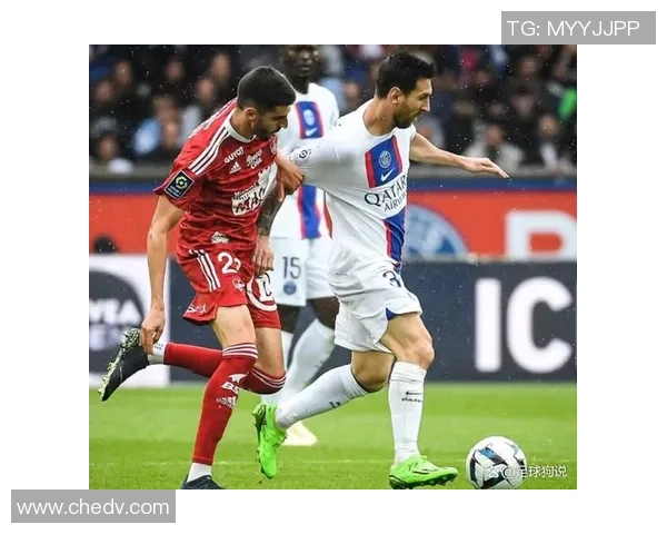 英超激战巴黎圣日耳曼与巴萨1比1平局红牌事件引发全场热议与十大精彩进球回顾